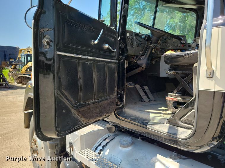 image for item MO9918 1988 Mack Superliner RW700  roll-off container truck