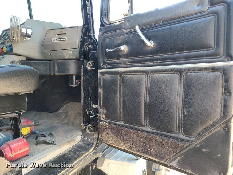 image for item MO9918 1988 Mack Superliner RW700  roll-off container truck