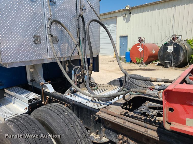 image for item MO9919 2007 Kenworth T800  semi truck