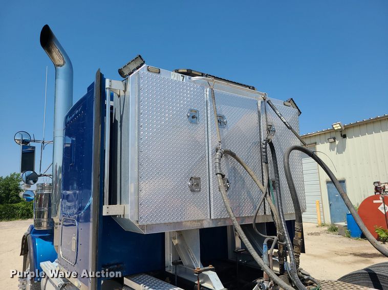 image for item MO9919 2007 Kenworth T800  semi truck