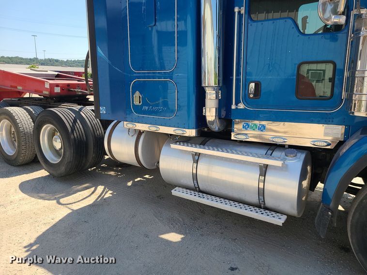 image for item MO9919 2007 Kenworth T800  semi truck