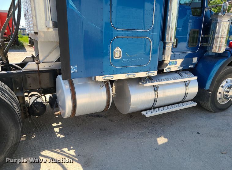 image for item MO9919 2007 Kenworth T800  semi truck