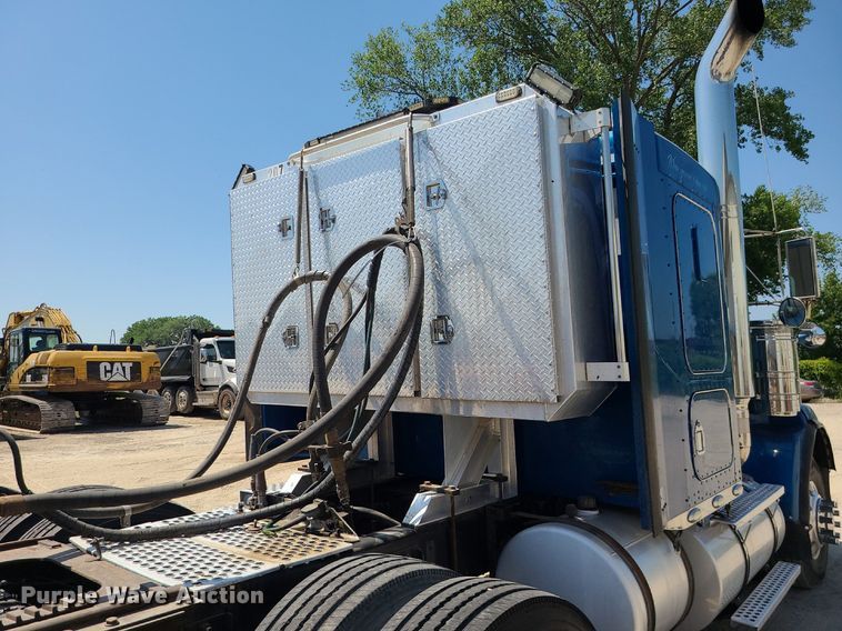 image for item MO9919 2007 Kenworth T800  semi truck