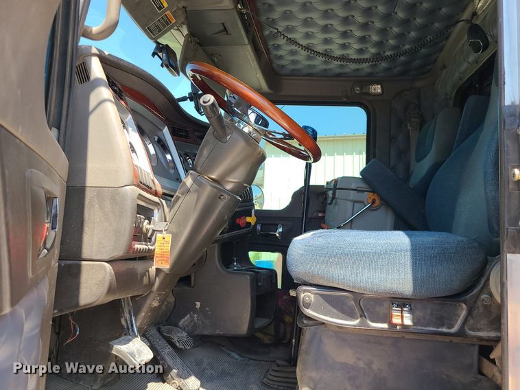 image for item MO9919 2007 Kenworth T800  semi truck