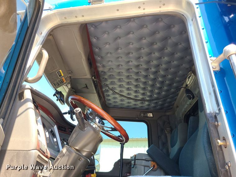 image for item MO9919 2007 Kenworth T800  semi truck