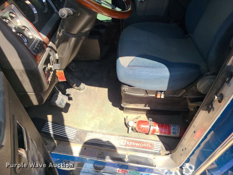 image for item MO9919 2007 Kenworth T800  semi truck