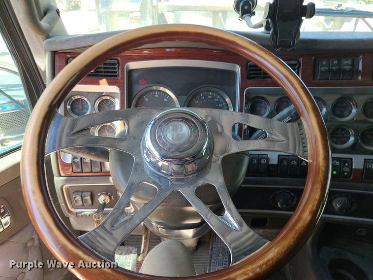 image for item MO9919 2007 Kenworth T800  semi truck