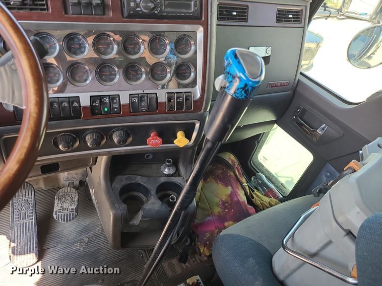 image for item MO9919 2007 Kenworth T800  semi truck