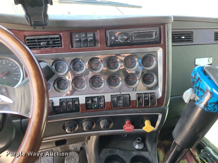 image for item MO9919 2007 Kenworth T800  semi truck