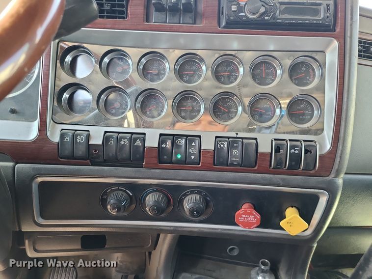 image for item MO9919 2007 Kenworth T800  semi truck