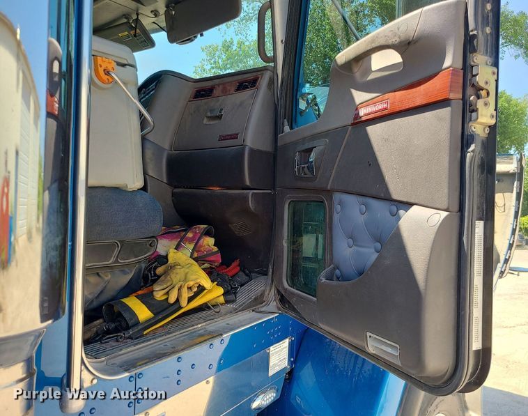 image for item MO9919 2007 Kenworth T800  semi truck