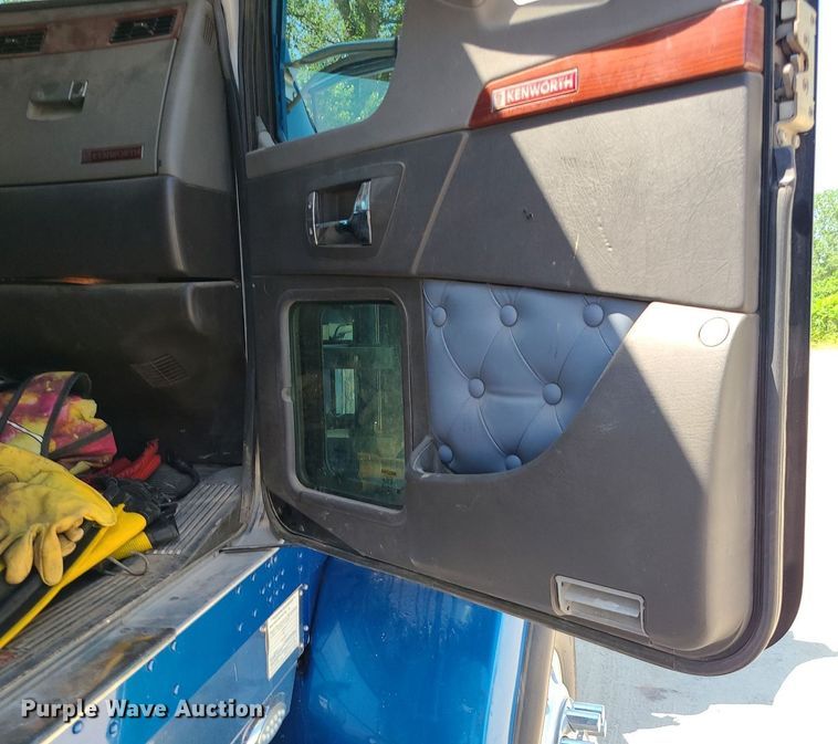 image for item MO9919 2007 Kenworth T800  semi truck