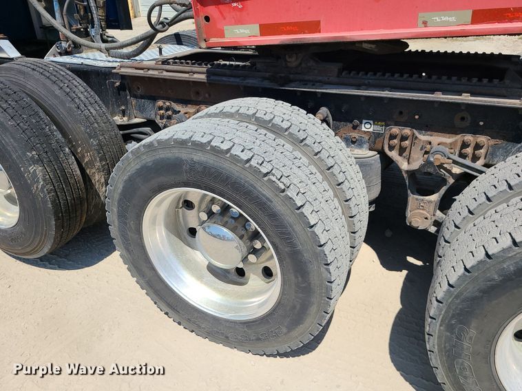 image for item MO9919 2007 Kenworth T800  semi truck