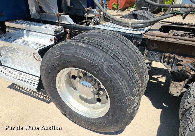 image for item MO9919 2007 Kenworth T800  semi truck