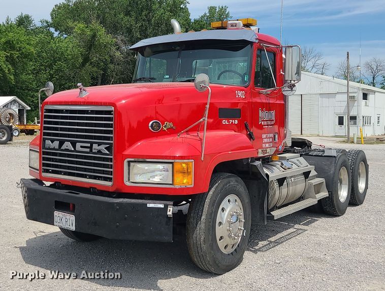 image for item MO9922 2003 Mack CL713  semi truck
