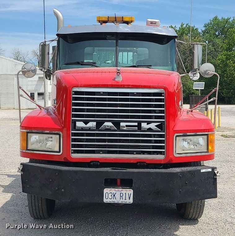 image for item MO9922 2003 Mack CL713  semi truck