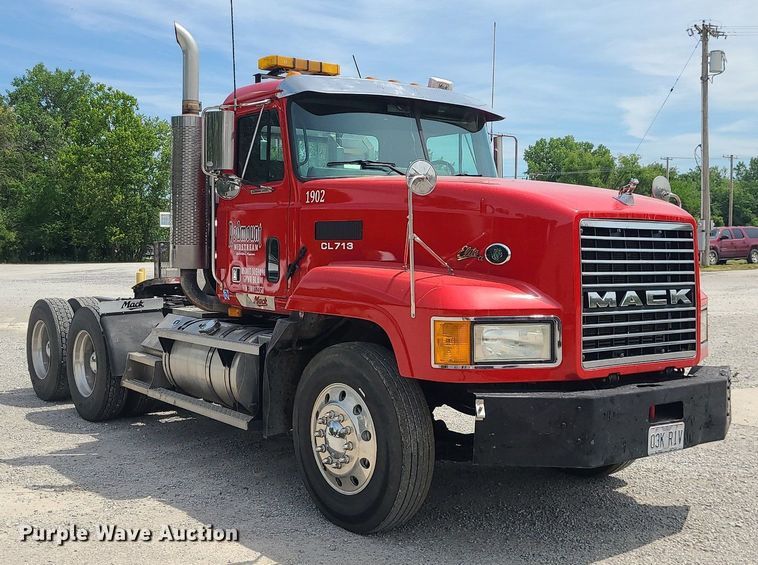image for item MO9922 2003 Mack CL713  semi truck