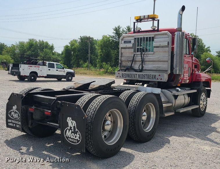 image for item MO9922 2003 Mack CL713  semi truck