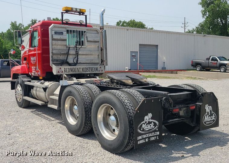 image for item MO9922 2003 Mack CL713  semi truck