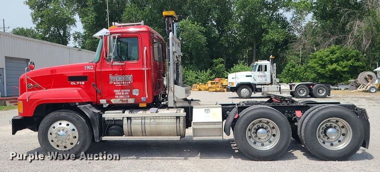 image for item MO9922 2003 Mack CL713  semi truck