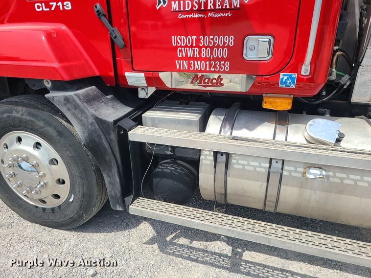 image for item MO9922 2003 Mack CL713  semi truck