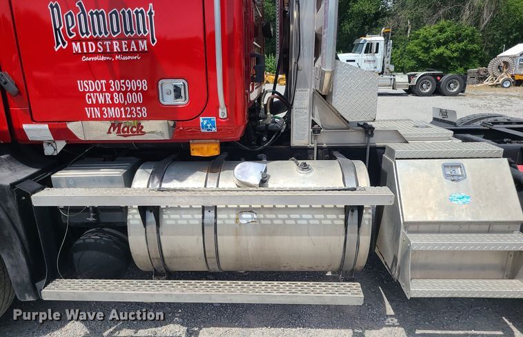 image for item MO9922 2003 Mack CL713  semi truck