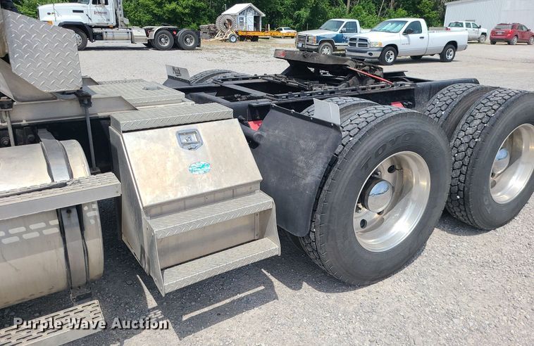 image for item MO9922 2003 Mack CL713  semi truck