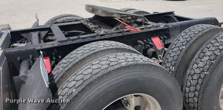 image for item MO9922 2003 Mack CL713  semi truck