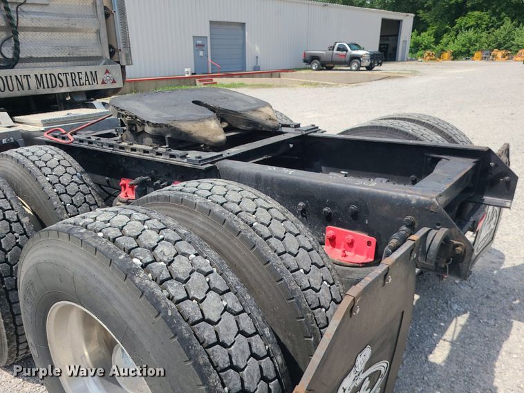 image for item MO9922 2003 Mack CL713  semi truck