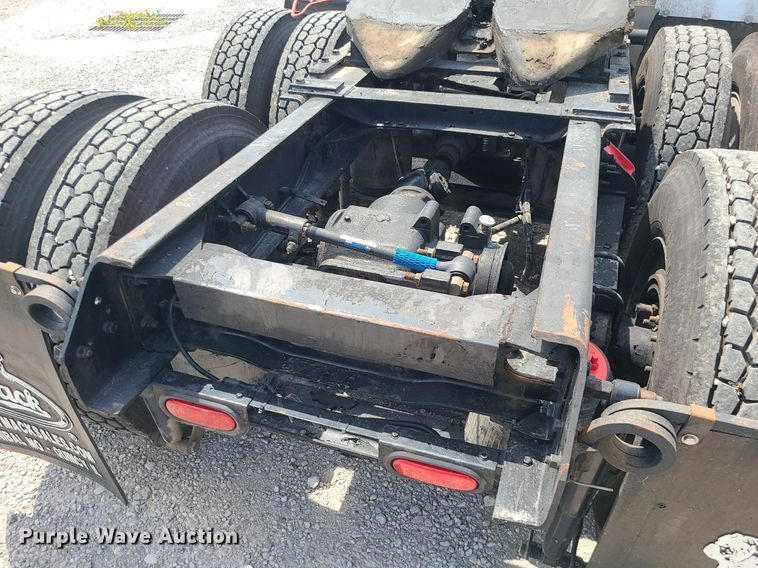 image for item MO9922 2003 Mack CL713  semi truck