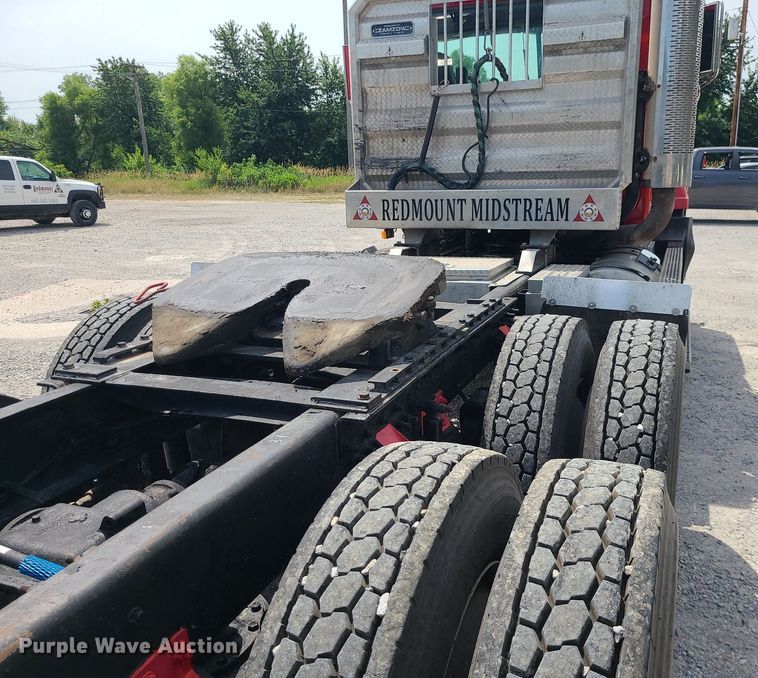 image for item MO9922 2003 Mack CL713  semi truck