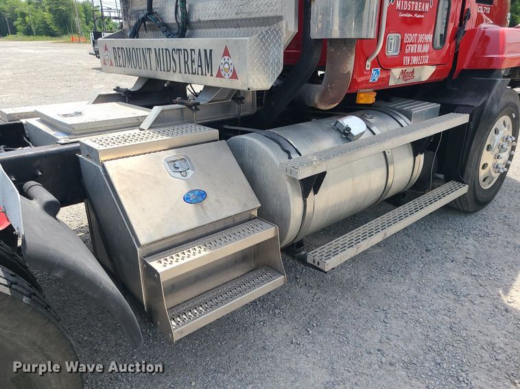 image for item MO9922 2003 Mack CL713  semi truck