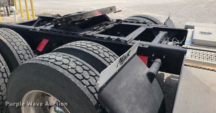 image for item MO9922 2003 Mack CL713  semi truck