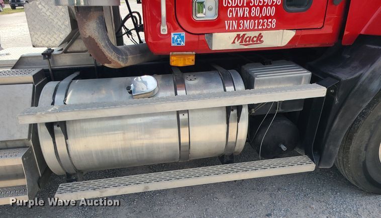 image for item MO9922 2003 Mack CL713  semi truck