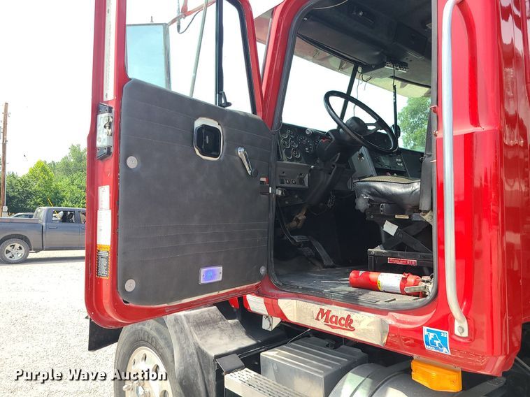 image for item MO9922 2003 Mack CL713  semi truck