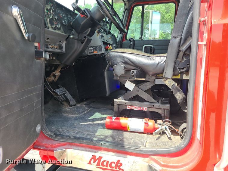 image for item MO9922 2003 Mack CL713  semi truck