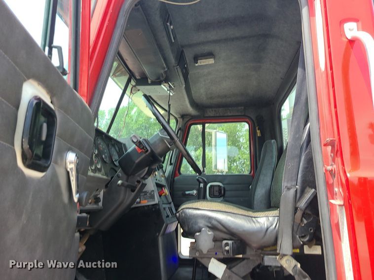 image for item MO9922 2003 Mack CL713  semi truck