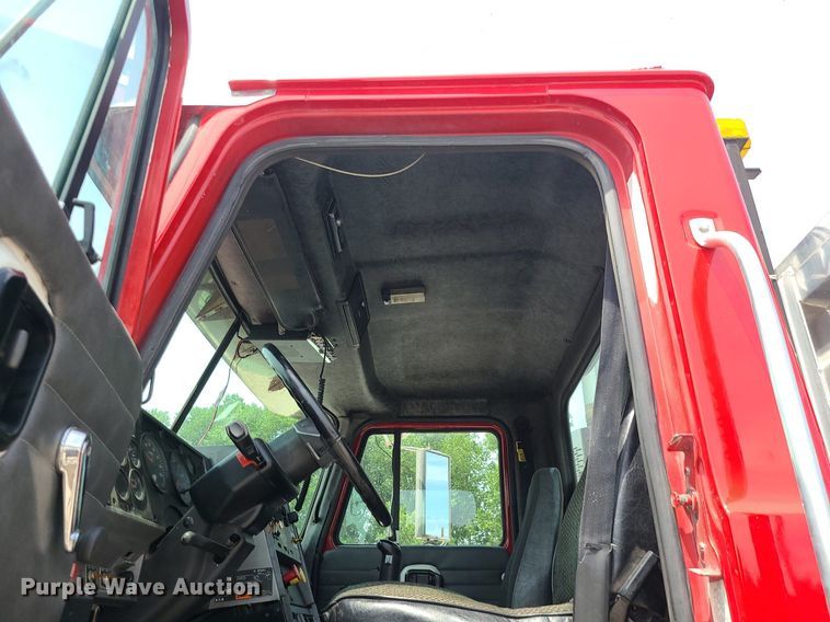 image for item MO9922 2003 Mack CL713  semi truck