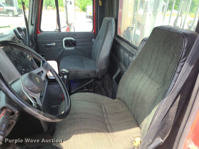 image for item MO9922 2003 Mack CL713  semi truck