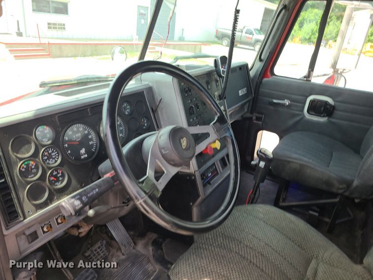 image for item MO9922 2003 Mack CL713  semi truck