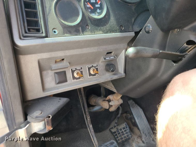 image for item MO9922 2003 Mack CL713  semi truck