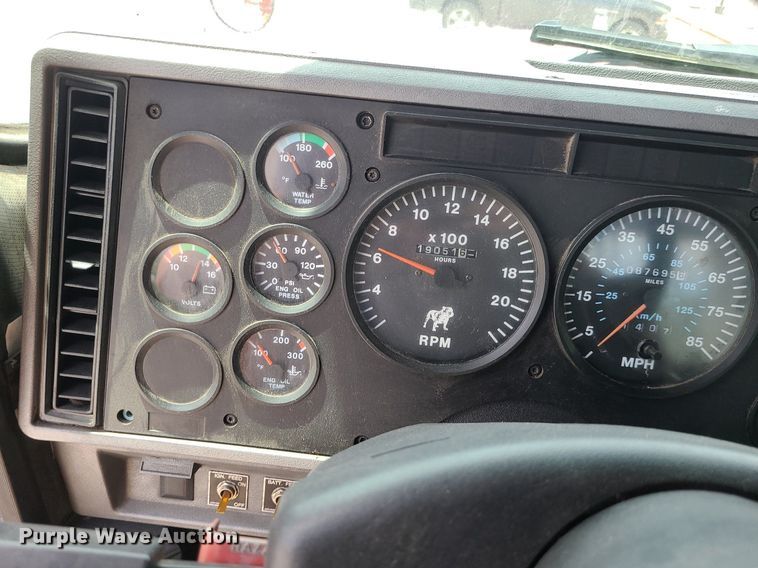 image for item MO9922 2003 Mack CL713  semi truck