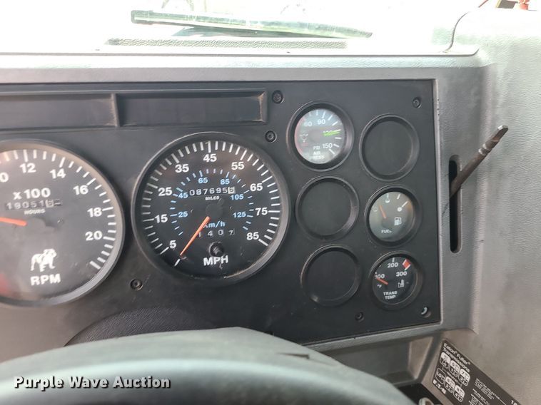 image for item MO9922 2003 Mack CL713  semi truck