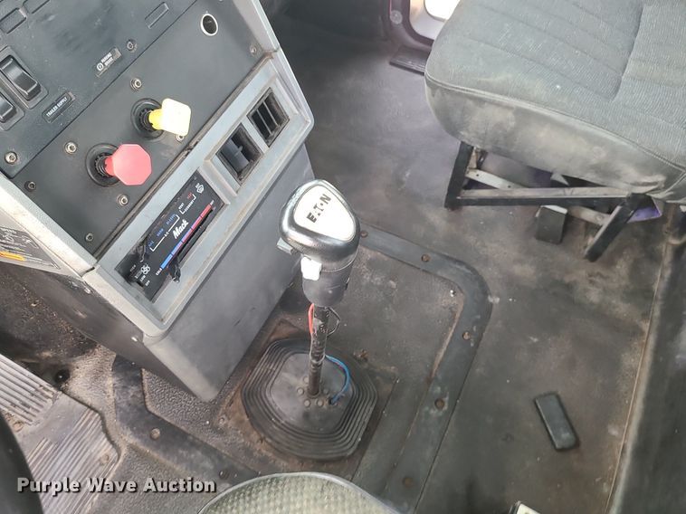 image for item MO9922 2003 Mack CL713  semi truck