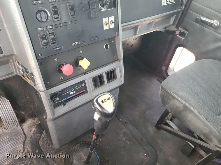 image for item MO9922 2003 Mack CL713  semi truck