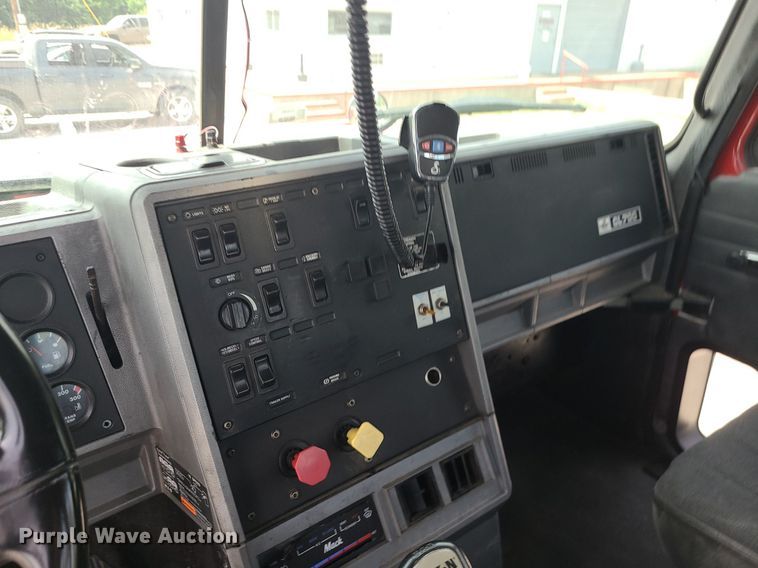 image for item MO9922 2003 Mack CL713  semi truck