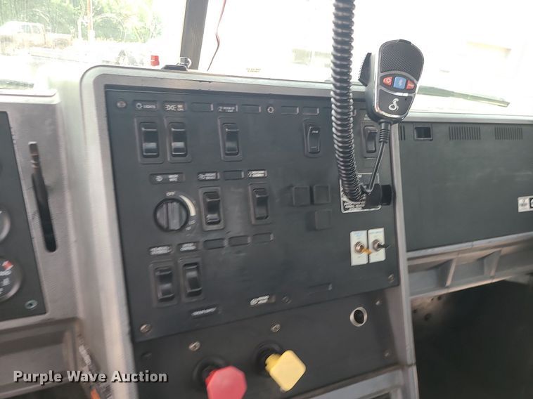 image for item MO9922 2003 Mack CL713  semi truck