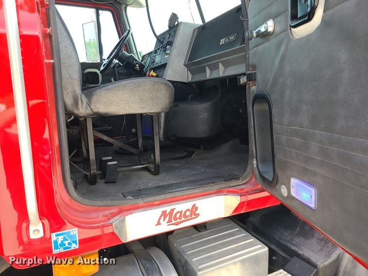 image for item MO9922 2003 Mack CL713  semi truck