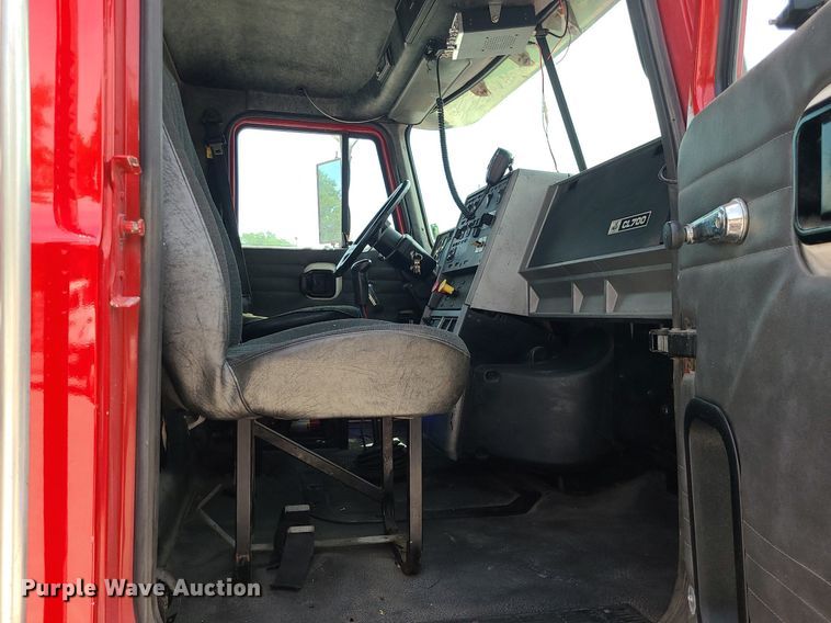 image for item MO9922 2003 Mack CL713  semi truck