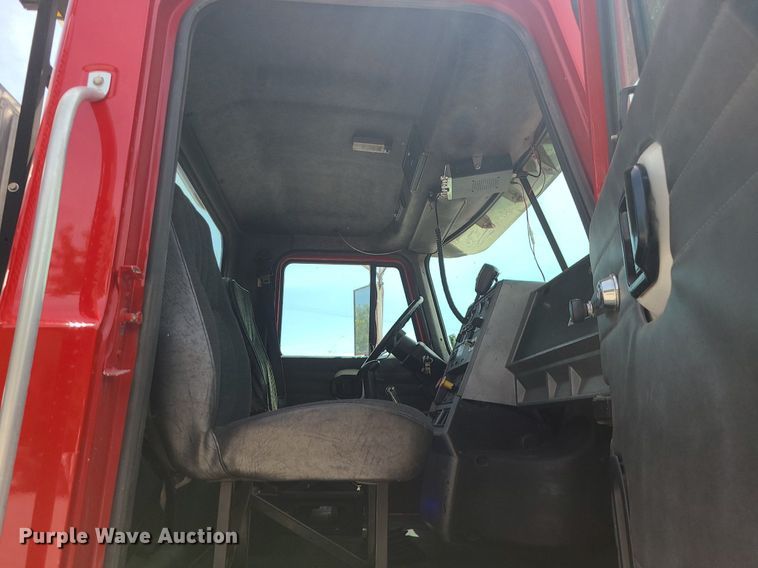 image for item MO9922 2003 Mack CL713  semi truck